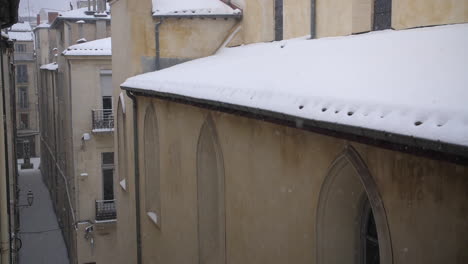 Blick-Von-Einem-Gebäude-Auf-Das-Mit-Schnee-Bedeckte-Kirchendach-In-Montpellier,-Frankreich.